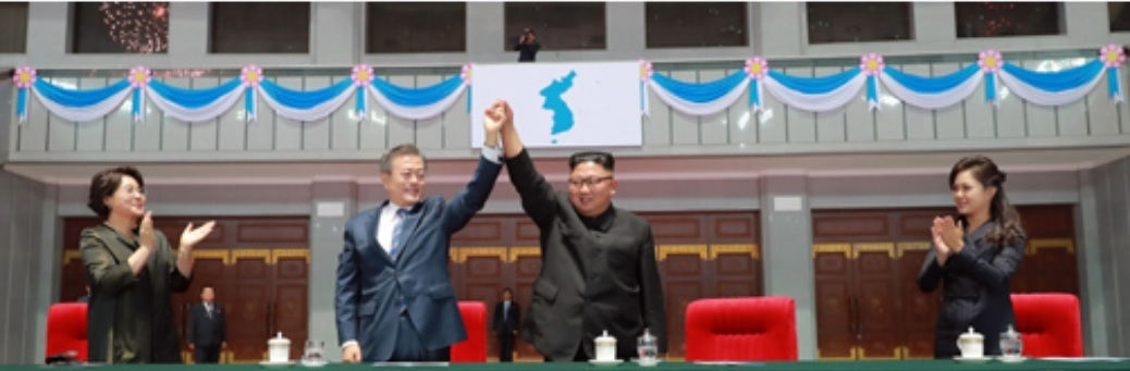 문재인 대통령과 김정은 북한 국무위원장이 합의한 919 평양공동선언 채택 1주년을 맞았지만 하노이 북미정상회담 결렬 이후 남북관계도 소강국면에서 벗어나지 못하면서 빛이 바랜 모습이다. 문 대통령과 김 위원장이 작년 9월19일 평양 5월1일 경기장에서 손을 맞잡은 모습. [헤럴드DB]