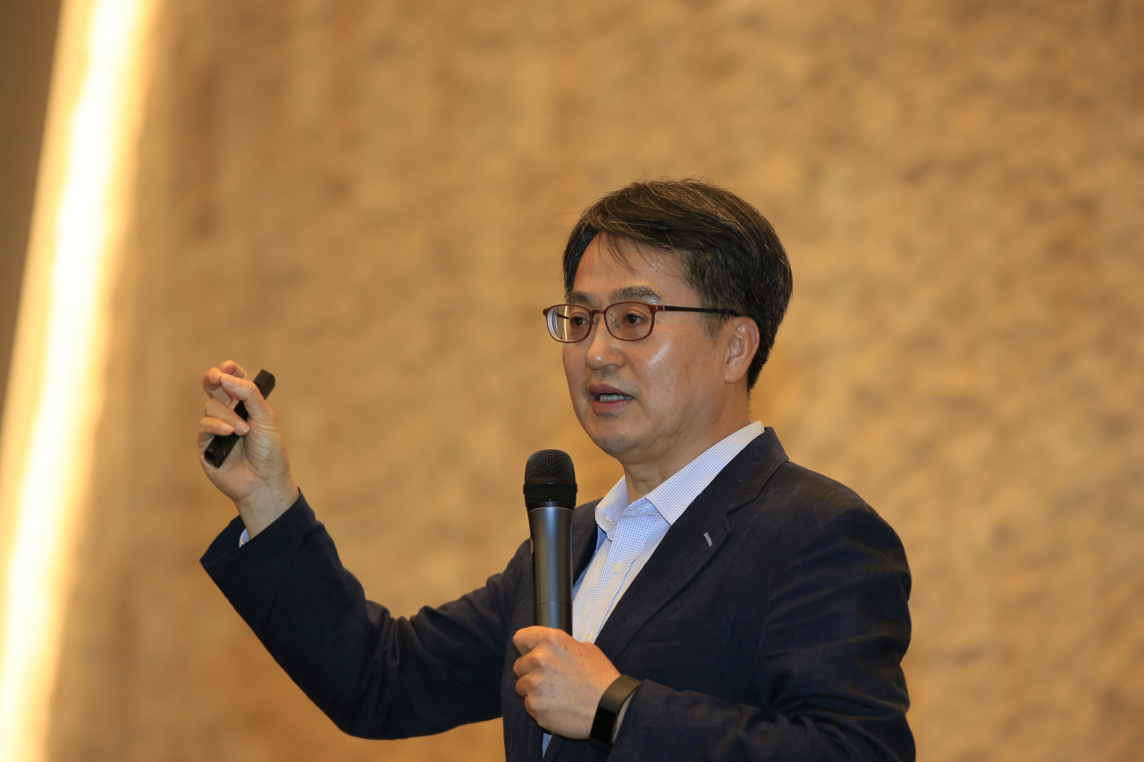김동연 전 경제부총리가 남도일보 최고경영자(CEO) 아카데미인 K포럼에서 ‘김동연의 유쾌한 반란’을 주제로 강의를 하고 있다. [사진제공=남도일보]