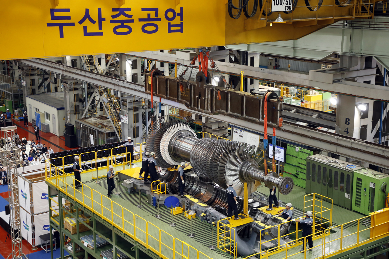 두산중공업 직원들이 발전용 대형 가스터빈의 최종조립 작업을 진행하고 있다.[두산중공업 제공]