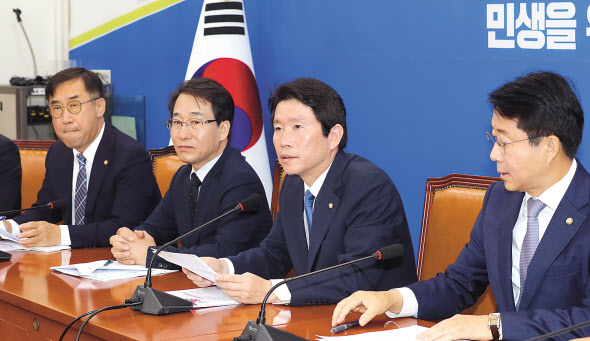황교안 자유한국당 대표가 19일 오전 국회에서 열린 최고위원회의에서 발언하고 있다(위쪽). 이인영 더불어민주당 원내대표가 19일 오전 국회에서 열린 정책조정회의에서 발언하고 있다. [연합]