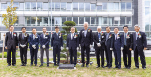 정몽원 한라그룹 회장(가운데 왼쪽), 금창록 프랑크푸르트 총영사(왼쪽 다섯번째), 알버트 비어만 현대기아차 연구개발본부장(가운데 오른쪽), 탁일환 만도 사장(오른쪽 네번째), 한스외르그 파이겔 만도 독일 법인장(오른쪽 다섯번째) 등이 만도 유럽 R&D센터 오픈 행사에서 기념촬영을 하고 있다. [만도 제공]