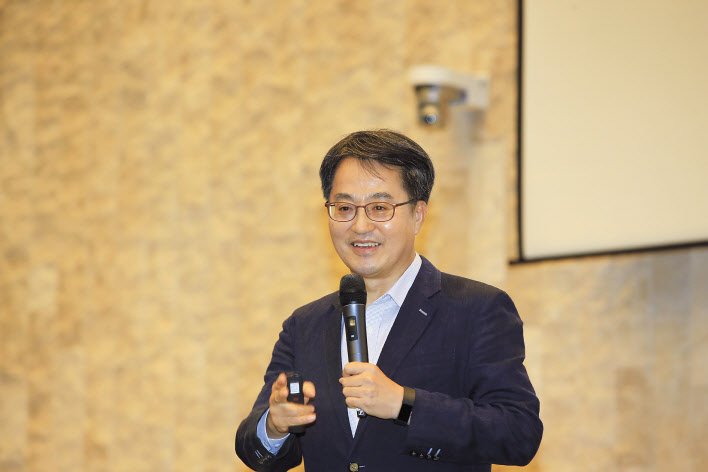 김동연 전 경제부총리가 남도일보의 최고경영자(CEO) 아카데미인 K포럼에서 강의를 하고 있다. [남도일보 제공]