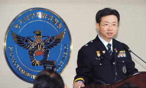 19일 오전 경기도 수원시 장안구 경기남부지방경찰청에서 반기수 화성연쇄살인사건 수사본부장(경기남부청 2부장)이 사건 개요를 설명하고 있다. 박해묵 기자/mook@