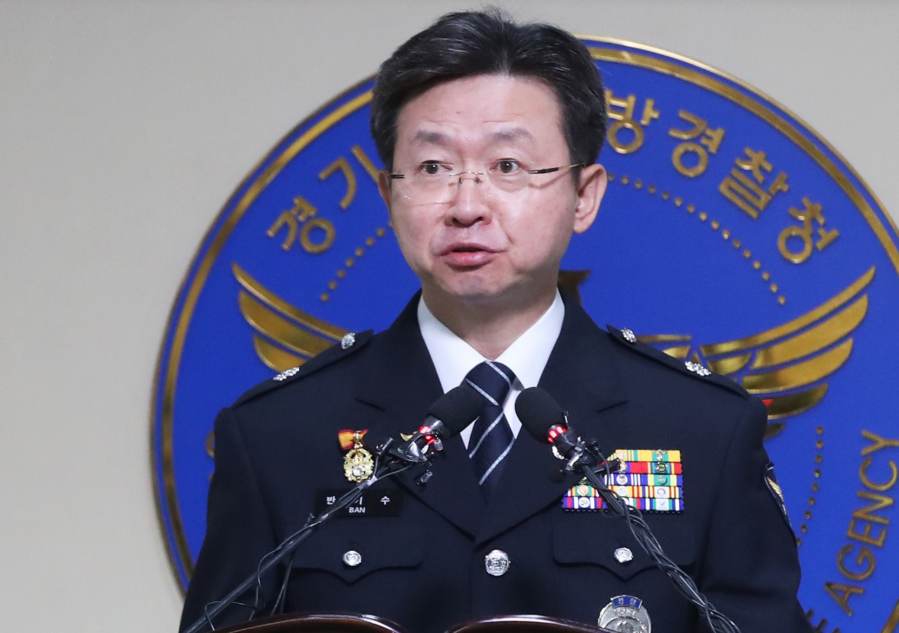 19일 오전 경기 수원 경기남부경찰청에서 반기수 화성연쇄살인사건 수사본부장(경기남부경찰청 2부장)이 화성연쇄살인사건 용의자 관련 브리핑을 하고 있다. 이 사건을 수사 중인 경찰은 우리나라 강력 범죄 사상 최악의 미제 사건으로 남아 있던 이 사건의 용의자를 첫 살인 사건이 발생한 지 33년 만에 특정했다고 지난 18일 밝혔다. [연합]