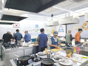 인천 연수구가 연말까지 고독사 예방프로그램을 추진한다. 사진은 50대 이상 1인가구를 대상으로 한 요리강습프로그램의 모습. [연수구 제공]