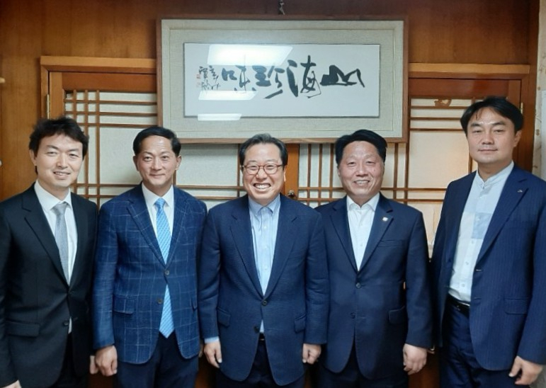 제3기 신도시 5개 지자체 협의회가 지난 18일 여의도에서 4번째 모임을 가졌다. (왼쪽부터)김종천 과천시장, 이재준 고양시장, 조광한 남양주시장, 장덕천 부천시장, 김상호 하남시장. [남양주시]