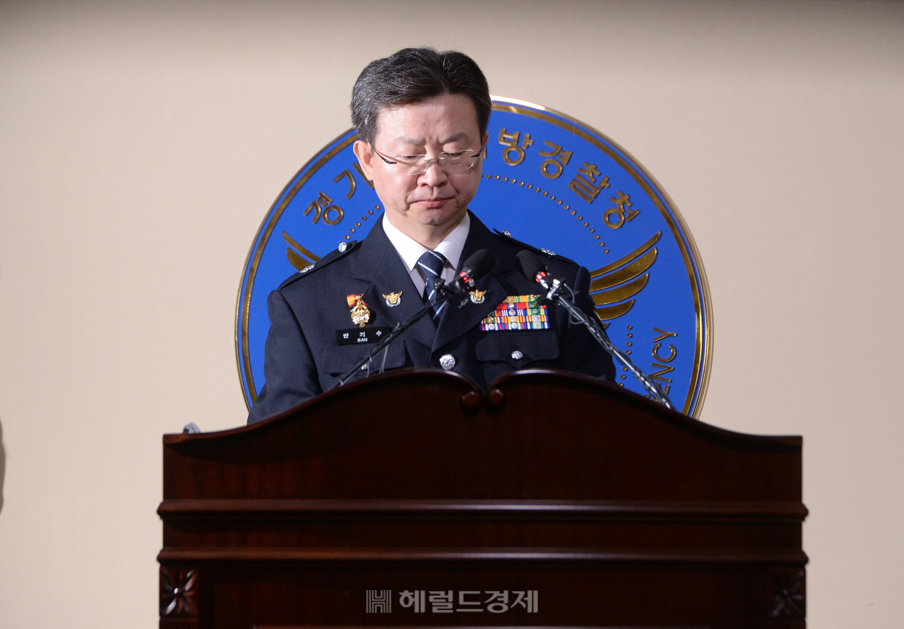[헤럴드경제=박해묵 기자] 19일 오전 경기도 수원시 장안구 경기남부지방경찰청에서 반기수 화성연쇄살인사건 수사본부장(경기남부청 2부장)이 사건 개요를 설명하고 있다. 화성 연쇄살인 사건은 1986년부터 1991년까지 경기도 화성지역에서 발생한 연쇄살인 사건으로 경찰은 수감자인 A씨를 용의자로 특정하고, 전담반을 꾸려 용의자를 상대로 본격 수사에 돌입했다.