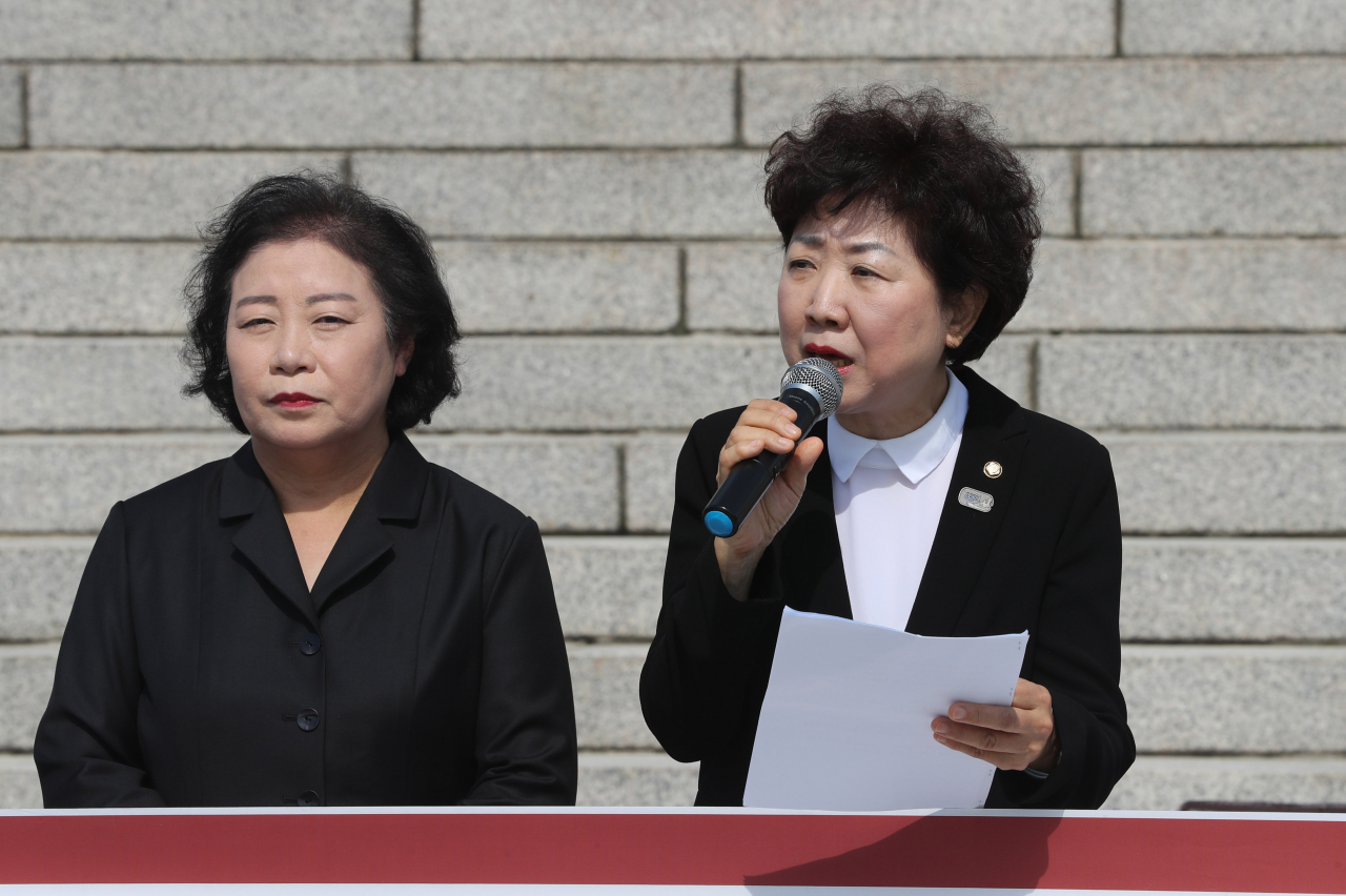 자유한국당 박인숙 의원(오른쪽)과 김숙향 동작갑 당협위원장이 11일 오전 국회 본청 앞 계단에서 조국 법무부 장관 해임을 요구하며 삭발하기에 앞서 성명을 발표하고 있다. 박 의원은 “제가 의사 출신인데 조국 장관은 정신병이 있다. 성격장애다. 이런 사람들은 자기가 거짓말 하는 것은 죽어도 모른다. 감옥에 넣고 재판을 받아도 거짓말 한 것을 모른다”고 말했다. [사진=연합뉴스]