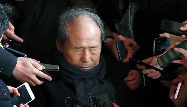 지난해 3월 이명박 전 대통령의 친형 이상득 전 의원이 서울 서초동 중앙지검에 출석한 모습 [연합]