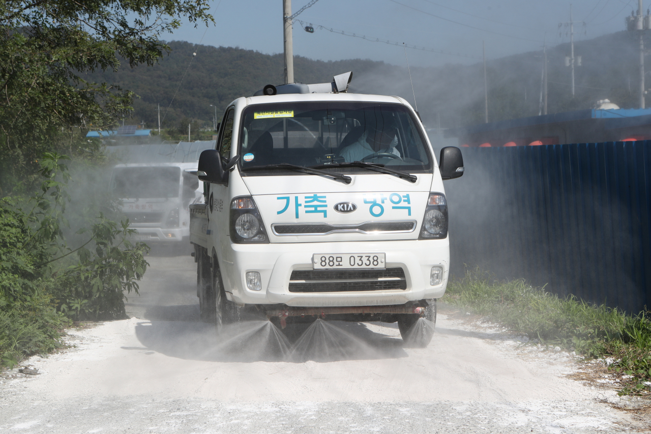 19일 경기도 동두천시의 한 양돈농가에서 방역당국이 아프리카돼지열병(ASF) 확산을 막기 위해 소독작업을 벌이고 있다. [연합]