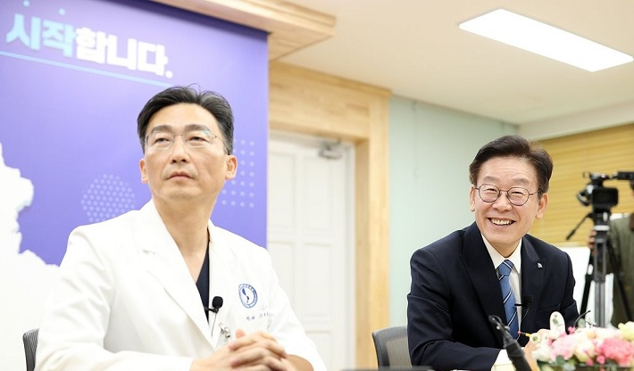 지난해 11월 27일 이재명 경기도지사가 경기도 수원시 경기도청 집무실에서 열린 '경기도 중증외상환자 이송체계 구축 업무협약식'에서 이국종 경기남부권역외상센터장과 간담회를 하고 있는 모습. [연합 자료사진]