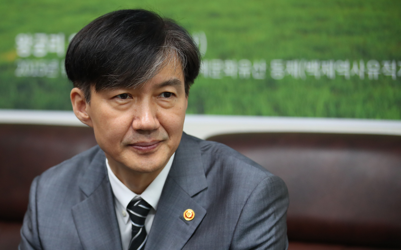 19일 오전 국회 의원회관 민주평화당 조배숙 원내대표 의원실에서 조 원내대표를 예방한 조국 법무부 장관. [연합]