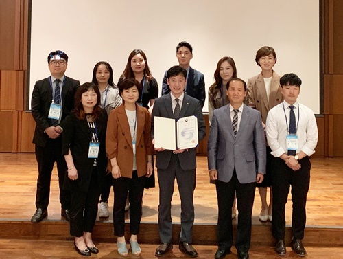 광주지역인적자원개발위원회 직원들이 장관상을 받고 기념촬영하고 있다. [광주상의]