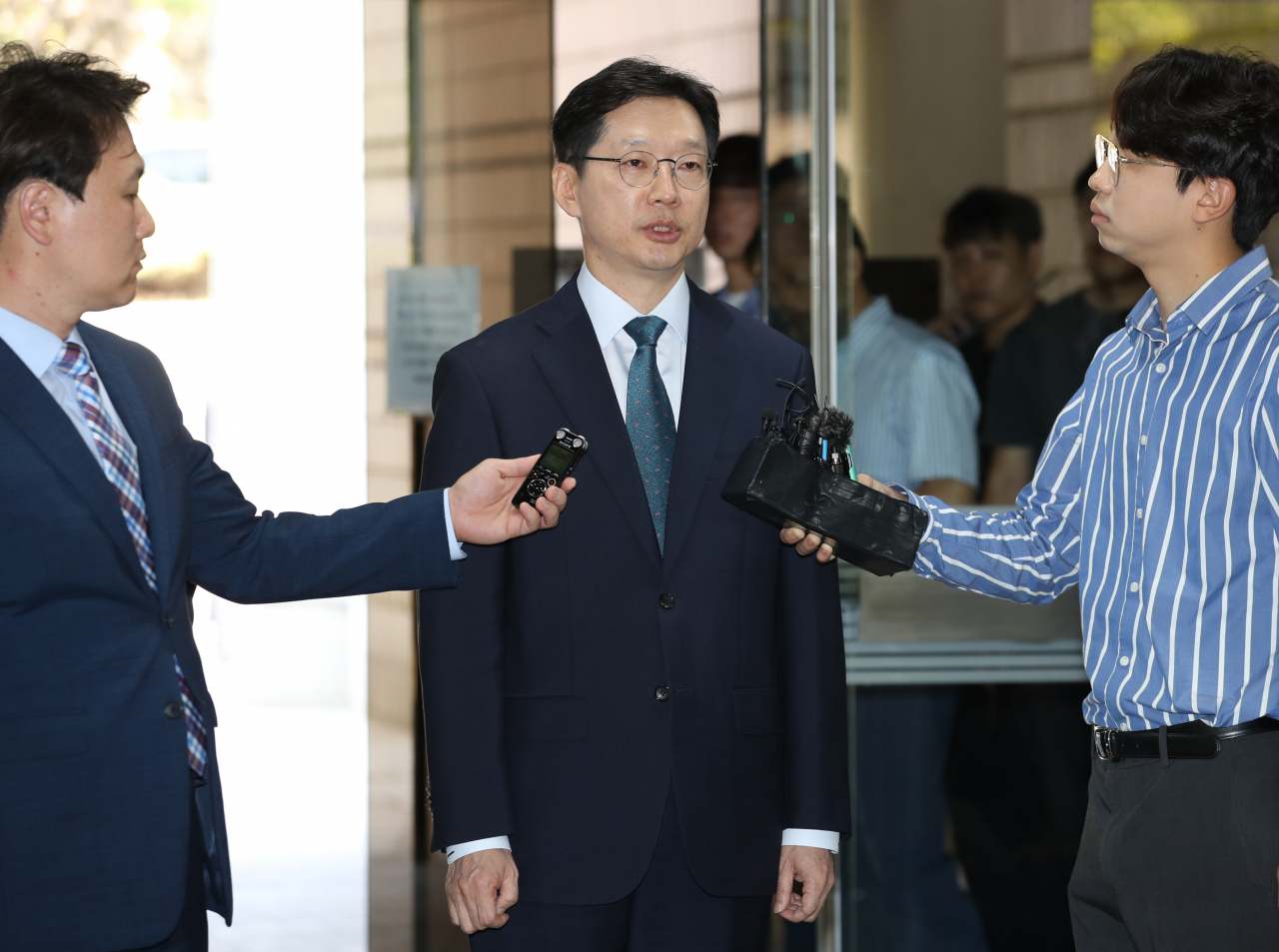 김경수 경남지사가 19일 오후 서울 서초구 서울고등법원에서 열린 항소심 속행 공판에 출석하기 위해 법정으로 향하며 취재진의 질문에 답하고 있다. 연합뉴스