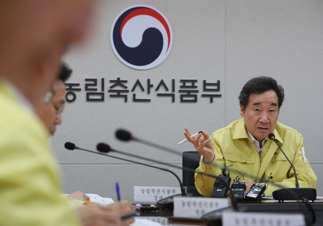 이낙연 국무총리가 19일 세종시 정부세종청사 농림축산식품부 아프리카돼지열병 방역상황실을 찾아 유관기관과 전국의 방역 상황을 점검하고 있다.［연합］