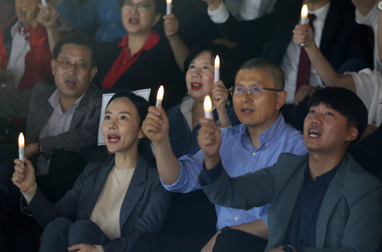 황교안 자유한국당 대표가 19일 오후 서울 종로구 세종문화회관 앞에서 열린 '문재인 정권 헌정 유린 중단과 위선자 조국 파면 촉구 촛불 투쟁'에 참석, 구호를 외치고 있다. [연합]