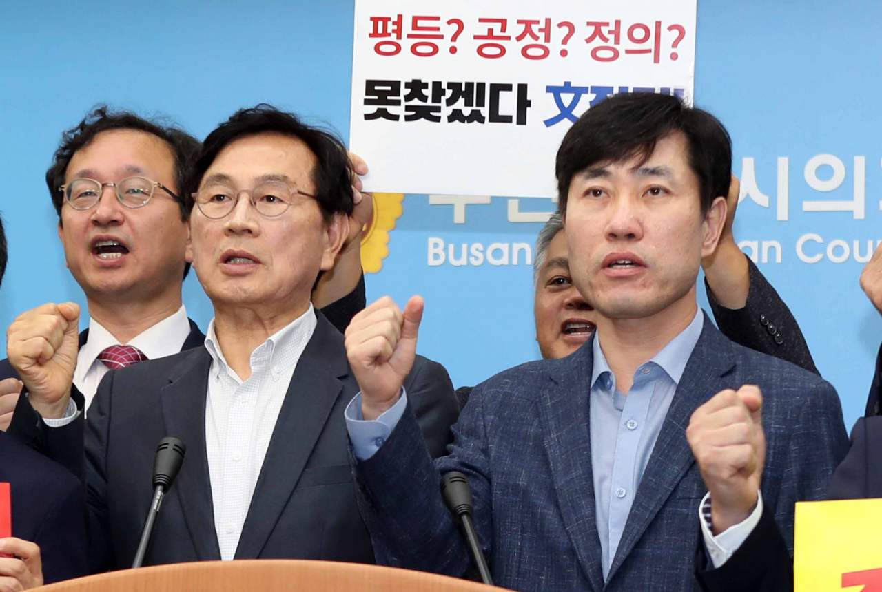 자유한국당과 바른미래당 부산시당이 16일 오전 부산시의회 브리핑룸에서 마련한 '조국 파면 부산시민연대' 기자회견에서 유재중 한국당 부산시당 위원장(왼쪽)과 하태경 바른미래당 부산시당 위원장이 구호를 외치고 있다. [연합]