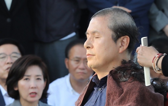 지난 16일 조국 법무부 장관의 파면을 촉구하며 제1야당 대표로는 처음으로 삭발에 나선 황교안(왼쪽) 자유한국당 대표의 모습. [연합]