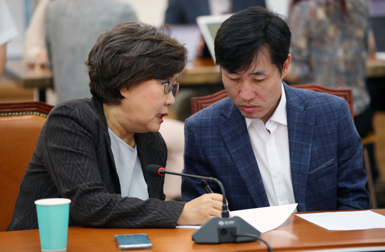 손학규 바른미래당 대표를 비하하는 발언을 했다는 이유로 당 윤리위원회로부터 '직무 정지 6개월'의 징계를 받은 하태경 의원(오른쪽)이 19일 오전 국회에서 열린 원내정책회의에서 이혜훈 의원과 대화하고 있다. [연합]