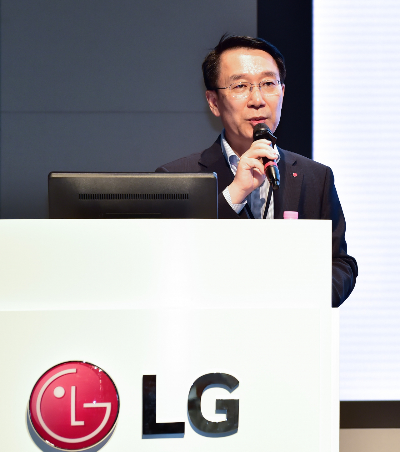 LG화학 CTO 노기수 사장이 19일 서울 마곡 LG사이언스파크에서 열린 ‘LGC생명과학 포럼’에서 국내 바이오업계의 활발한 협업과 오픈이노베이션 공동연구개발을 주도하겠다는 뜻을 천명하고 있다.