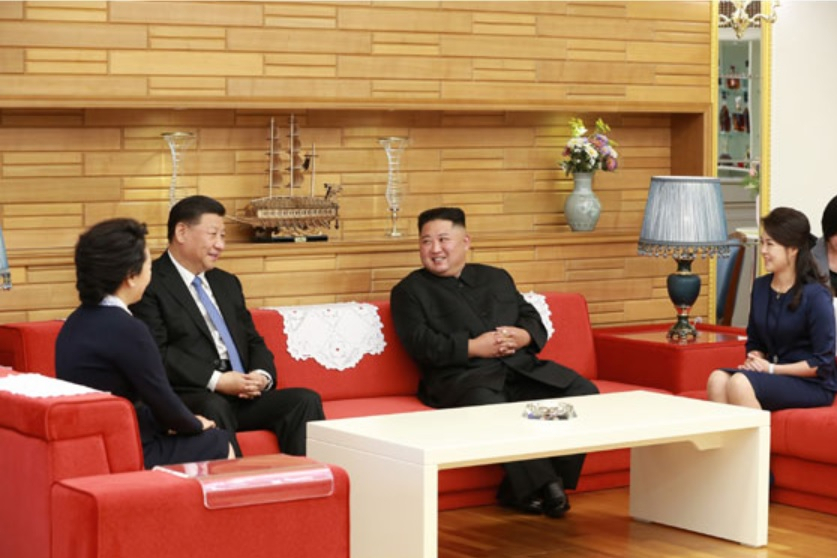 김정은 북한 국무위원장은 19일 시진핑 중국 국가주석에게 북한 정권수립일에 보내온 축전에 대한 답전을 보냈다고 노동신문이 20일 보도했다. 김 위원장과 시 주석이 지난 6월 평양에서 리설주와 펑리위안 여사와 함께 대화를 나누는 모습. [헤럴드DB]