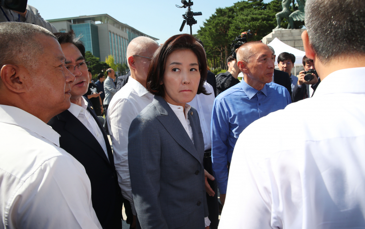 자유한국당 나경원 원내대표가 19일 국회 본청 앞에서 조국 법무부 장관 사퇴를촉구하며 삭발식을 마친 이만희, 김석기, 최교일, 송석준, 장석춘 의원을 격려하고 있다. 연합뉴스