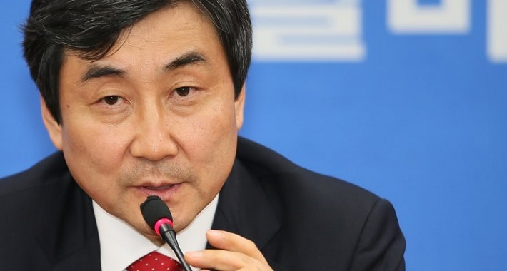 더불어민주당 이종걸 의원이 최근 자유한국당 의원들이 펼치고 있는 삭발 투쟁에 대해 19일 자신의 SNS를 통해 작심 비판을 쏟아냈다. [연합]