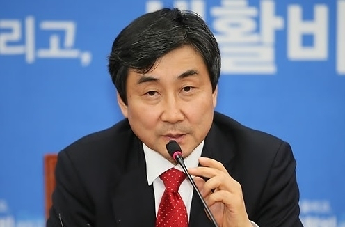조국 법무부 장관 파면을 촉구하는 ‘삭발 릴레이’에 참여한 자유한국당 의원들을 겨냥해 “한국판 스킨헤드족”이라고 비난한 이종걸 더불어민주당 의원. [연합]