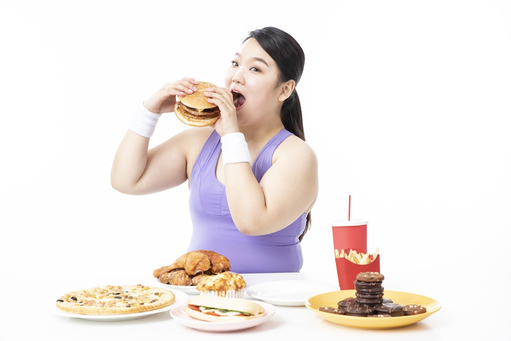 비만 환자는 잘못된 식습관으로 인해 치주질환 발생 위험이 높다.