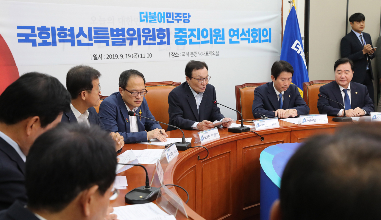더불어민주당 국회혁신특별위원회-중진의원 연석회의가 19일 오전 국회 당대표실에서 이해찬 대표 주재로 열리고 있다. 연합뉴스