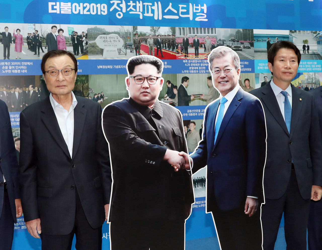 더불어민주당 이해찬 대표(왼쪽)와 이인영 원내대표가 20일 오전 국회 의원회관에서 열린 더불어 2019 정책 페스티벌에서 전·현직 대통령 남북정상회담 사진전을 관람하며 기념촬영을 하고 있다. 연합뉴스
