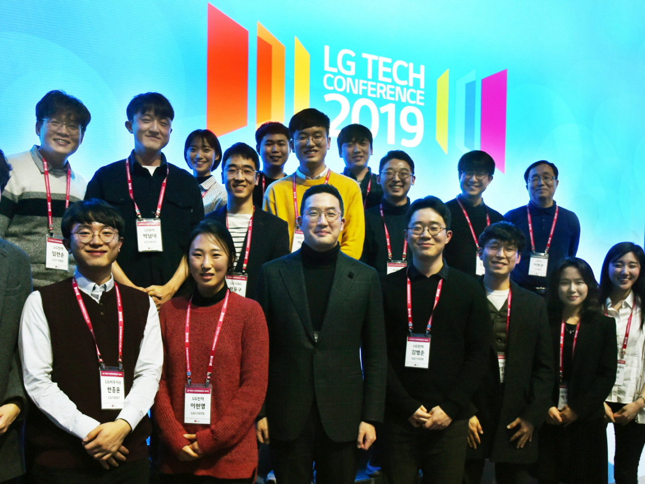 지난 2월 마곡 LG사이언스파크에서 열린 'LG테크컨퍼런스'에서 구광모(가운데) 회장이 초청 인재들과 기념촬영을 하고 있다. 이날 구 회장은 40개 테이블을 돌며 대학원생들과 격의 없는 대화를 나눴다. [LG 제공]