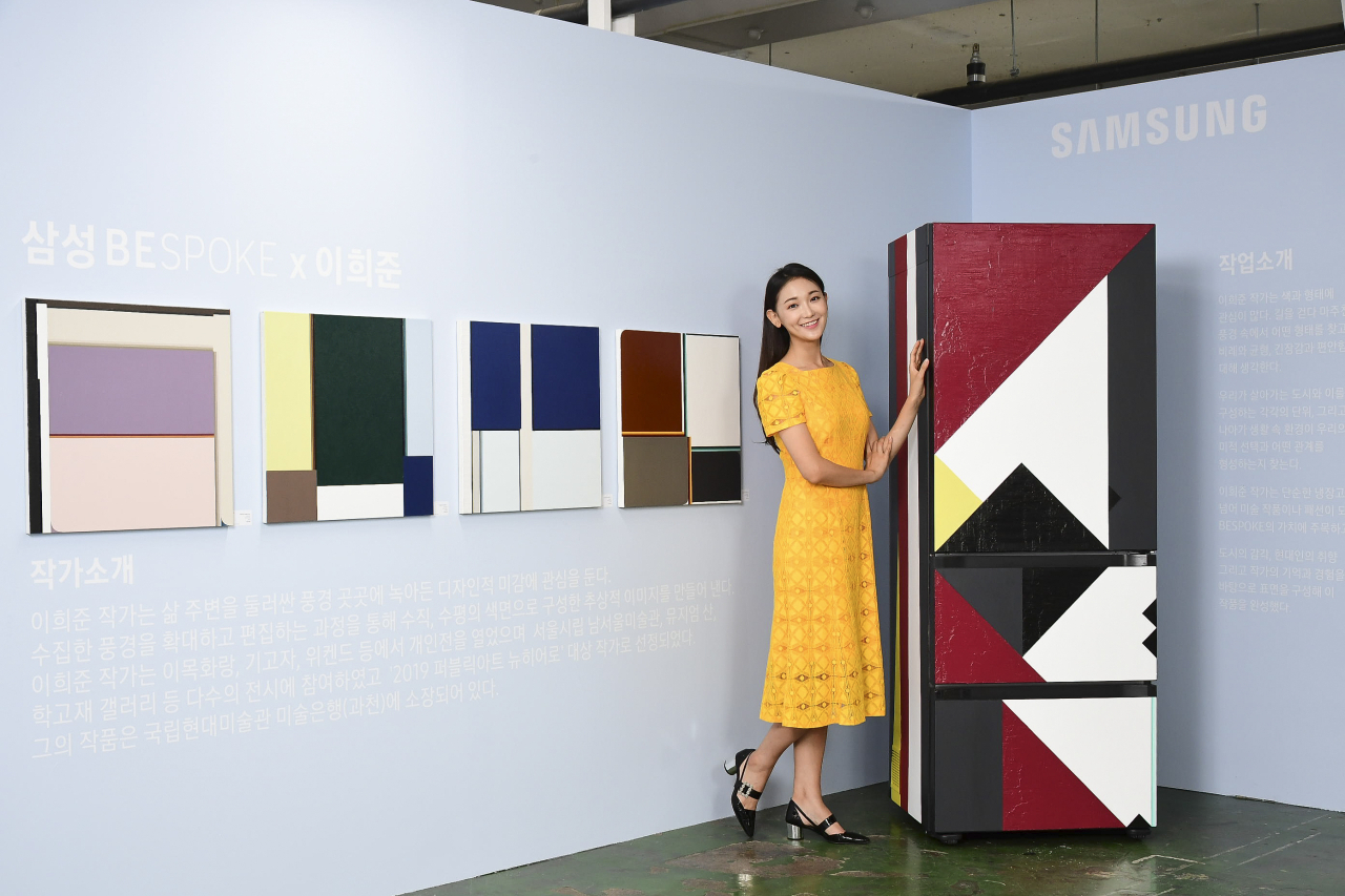 삼성전자 모델이 20일부터 29일까지 서울 성수동 에스팩토리에서 열리는 ‘2019 유니온 아트페어’에서 삼성전자와 이희준 작가가 협업한 '이 세상에 단 하나뿐인 냉장고'를 배경으로 포즈를 취하고 있다.[삼성전자 제공]