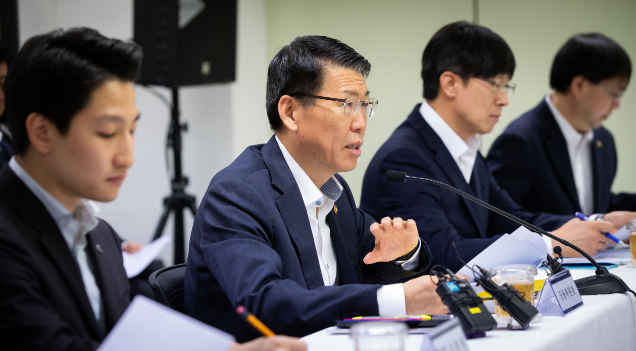 은성수 금융위원장이 20일 서울 중구 중앙서민금융통합지원센터에서 열린 간담회에서 모두발언을 하고 있다. [금융위 제공]