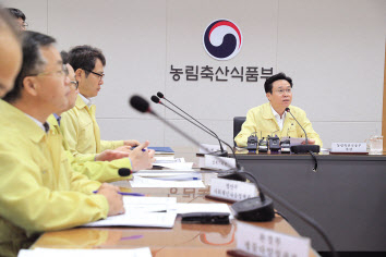 이재욱(오른쪽) 농림축산식품부 차관이 20일 세종시 정부세종청사 농림축산식품부 아프리카돼지열병 방역상황실에서 열린 일일 점검회의를 주재하고있다. [연합]
