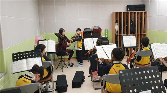 동대문구에 위치한 삼육초등학교에서 동대문구가 지원하고 있는 ‘초등학교 1인 1악기’ 활동 모습. [동대문구 제공]