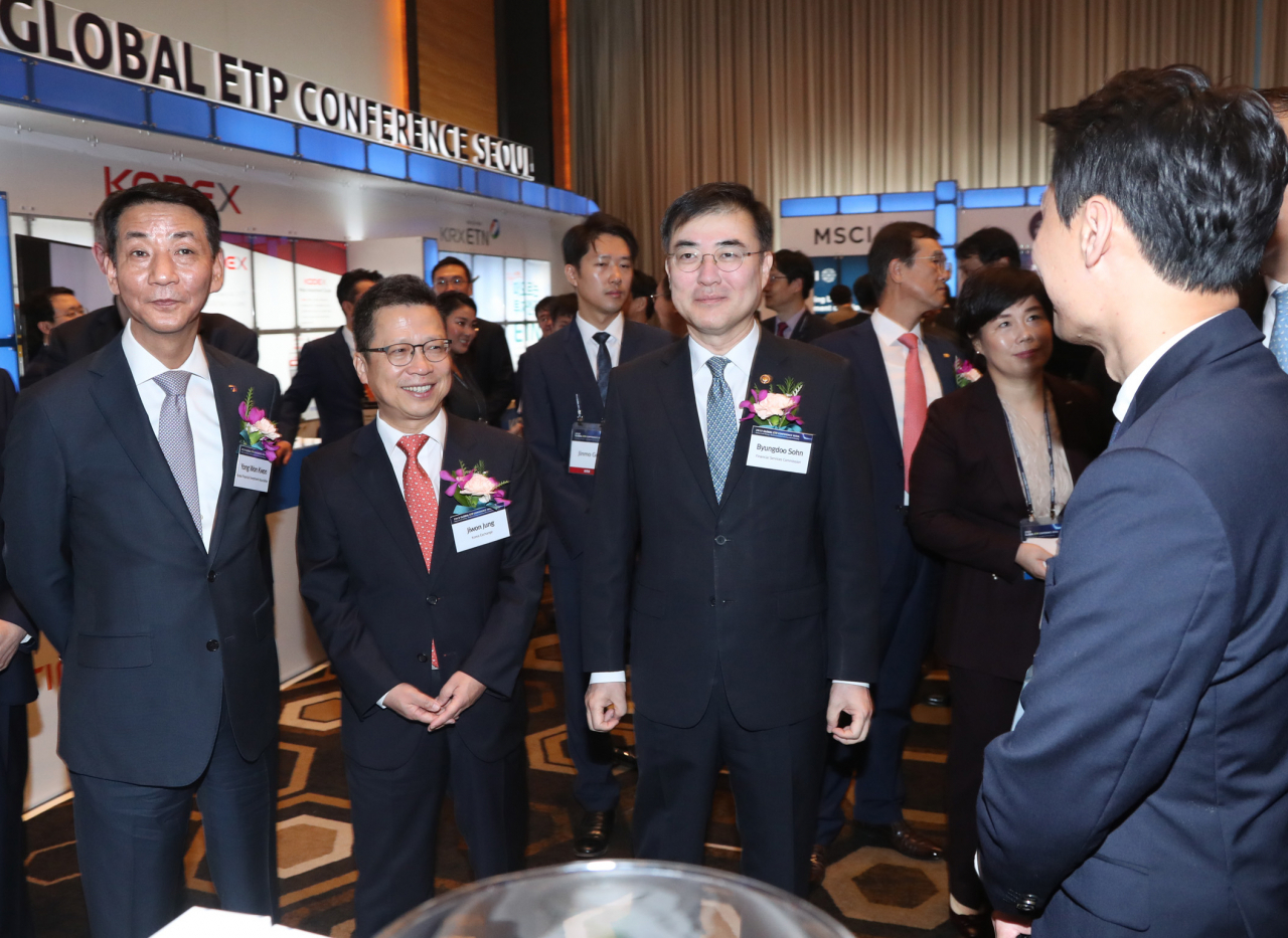 2019 글로벌 ETP 컨퍼런스 서울에 앞서 주요인사들이 전시부스를 둘러보고있다. 왼쪽부터 권용원 한국금융투자협회 회장, 정지원 한국거래소 이사장, 손병두 금융위원회 부위원장