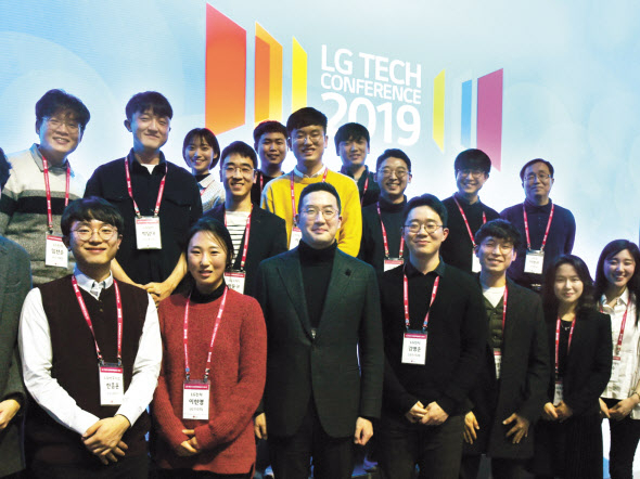 지난 2월 마곡 LG사이언스파크에서 열린 ‘LG테크컨퍼런스’에서 구광모(가운데) 회장이 초청 인재들과 기념촬영을 하고 있다. 이날 구 회장은 40개 테이블을 돌며 대학원생들과 격의 없는 대화를 나눴다. [LG 제공]
