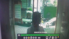 보이스피싱 현금인출책 A(38) 씨가 지난 7월 11일 서울 영등포구의 한 건물 현금인출기에서 보이스피싱 피해자가 입금한 돈을 빼내는 모습. [강서경찰서 제공]