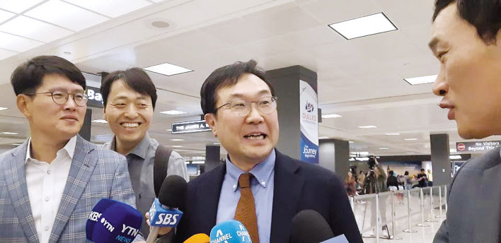 이도훈 외교부 한반도평화교섭본부장이 19일(현지시간) 워싱턴DC 인근 덜레스 국제공항에서 특파원들과 문답하고 있다. 이 본부장은 스티븐 비건 미 국무부 대북특별대표 등과 북한 비핵화 협상 조율 등을 위해 미국을 방문했다. 이본부장은 이 자리에서 북미 간 비핵화 실무협상 재개 문제와 관련해 “조만간 있을 가능성이 있다”며 양측이 한자리에 앉아 생각을 털어놓는 것이 시급하다고 밝혔다. 특히 북미 간 소통이 계속되는 것으로 알고 있다고 한 뒤 “뉴욕 채널이 항상 열려 있는 상황이어서 필요하다면 소통은 언제든지 가능한 거로 알고 있다”며 “9월말 이내 협상 재개를 기대한다”고 말했다. [연합]