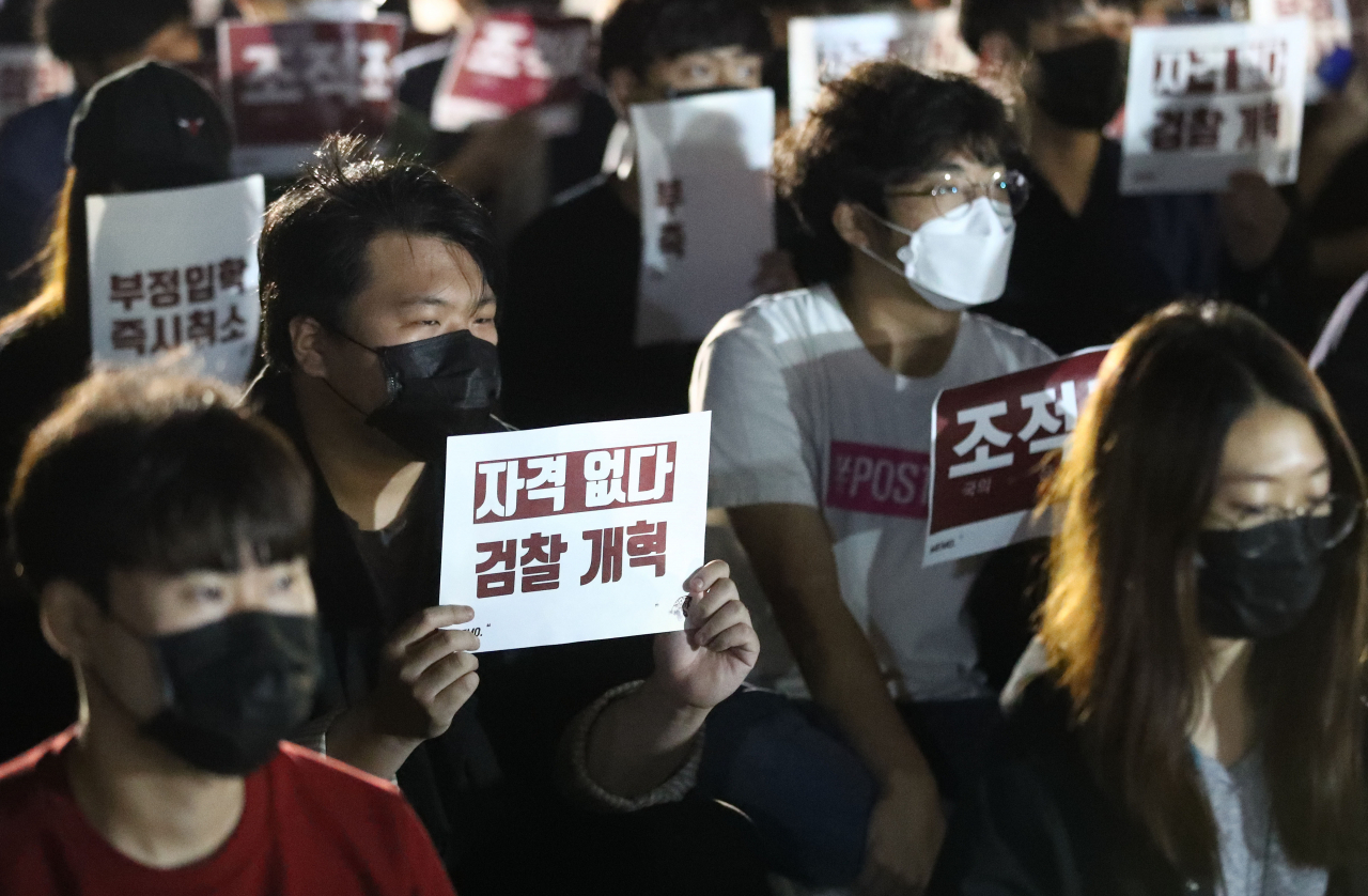 19일 서울 성북구 고려대학교 중앙광장에서 재학생과 동문들이 조국 법무부 장관의 사퇴를 요구하는 시위를 벌이고 있다 [연합뉴스]