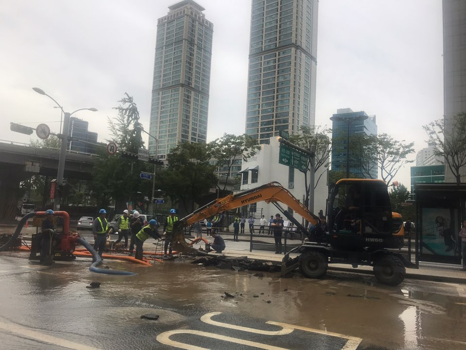 20일 서울 서대문구 경찰청 인근 교차로 부근에서 상수도가 파열돼 도로로 물이 쏟아져 나와 교통이 전면 통제됐다.