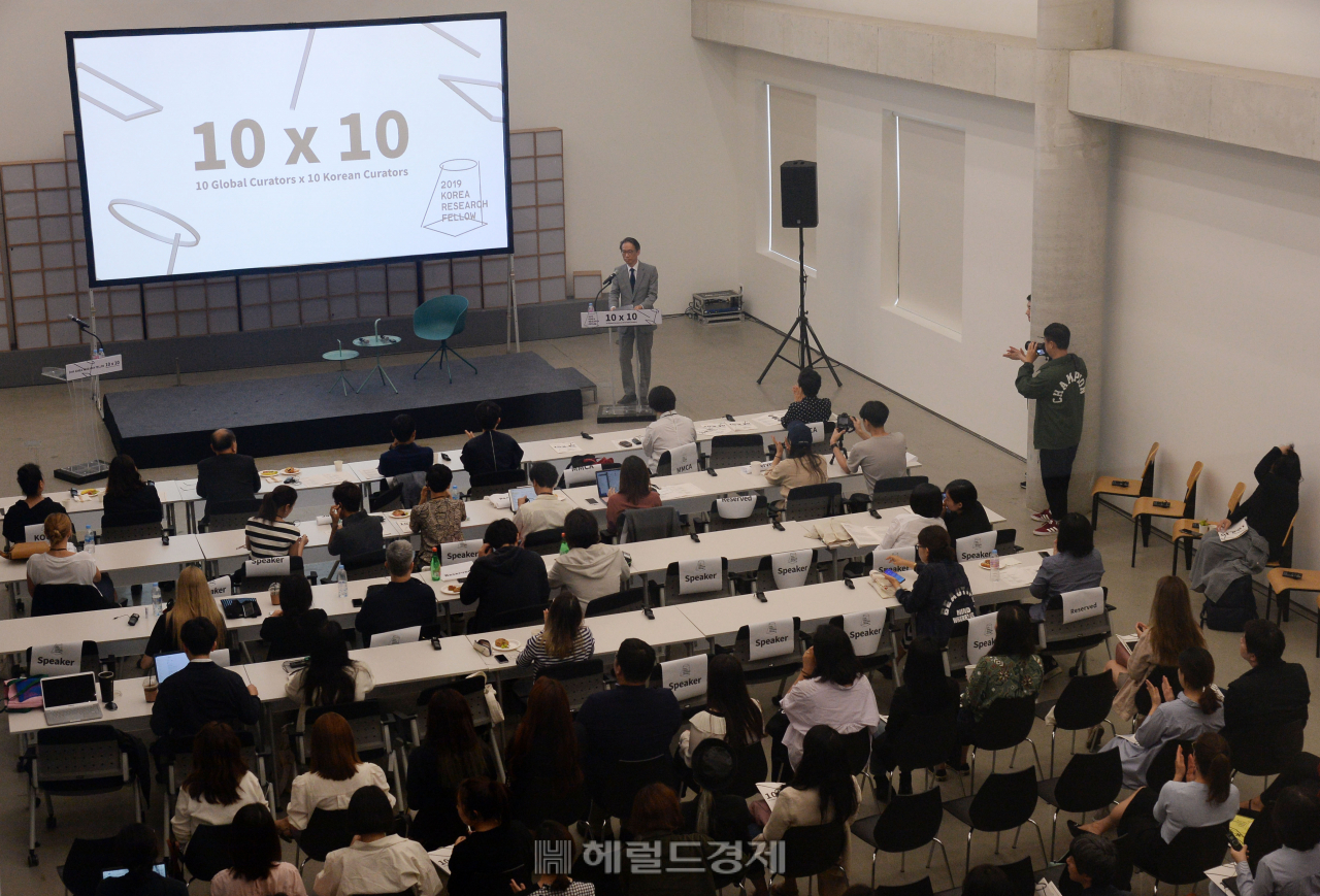 [헤럴드경제=박해묵 기자] 20일 오전 서울 종로구 국립현대미술관 서울관 워크숍갤러리에서 열린 2019 현대미술 국제심포지엄 개막식에서 김태훈 해외문화홍보원 원장이 축사를 하고있다. [사진=박해묵 기자/mook@heraldcorp.com]