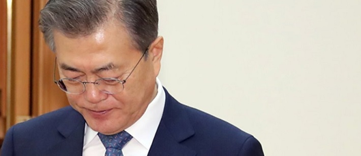 조국 법무부 장관 임명 강행 후폭풍으로 문재인 대통령의 국정수행 지지율이 취임 후 최저치로 떨어졌다는 여론 조사 결과가 잇달아 발표됐다. [연합]