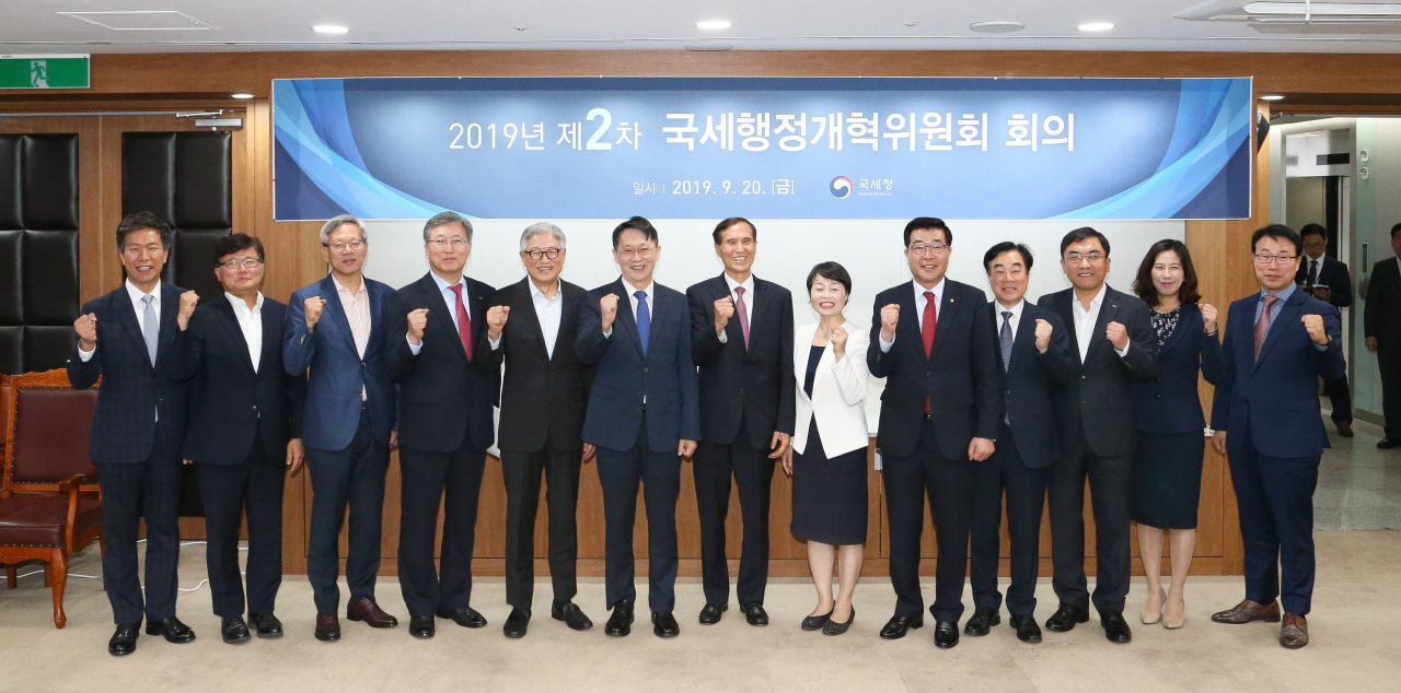 김현준(오른쪽 6번째) 국세청장과 이필상 국세행정개혁위원장이 20일 열린 국세행정개혁위원회 제2차 회의를 마친 후 기념촬영하고 있다. ［국세청 제공］