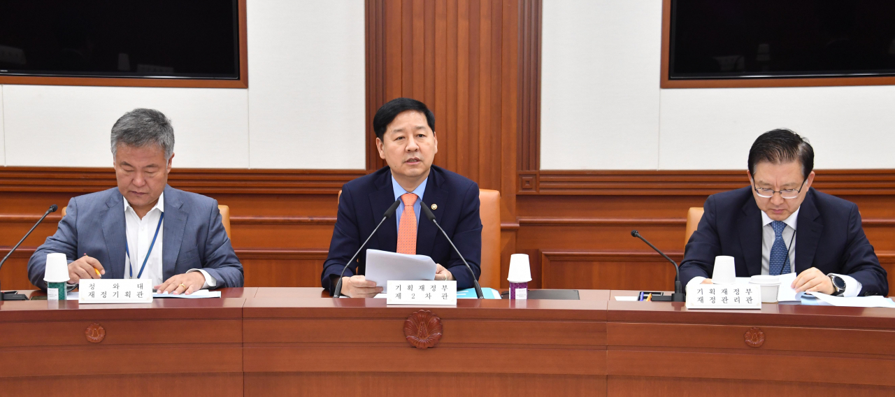 구윤철(가운데) 기획재정부 2차관이 20일 광화문 정부서울청사에서 ‘2019년 제11차 재정관리점검회의’를 주재, 모두발언을 하고 있다.［연합］
