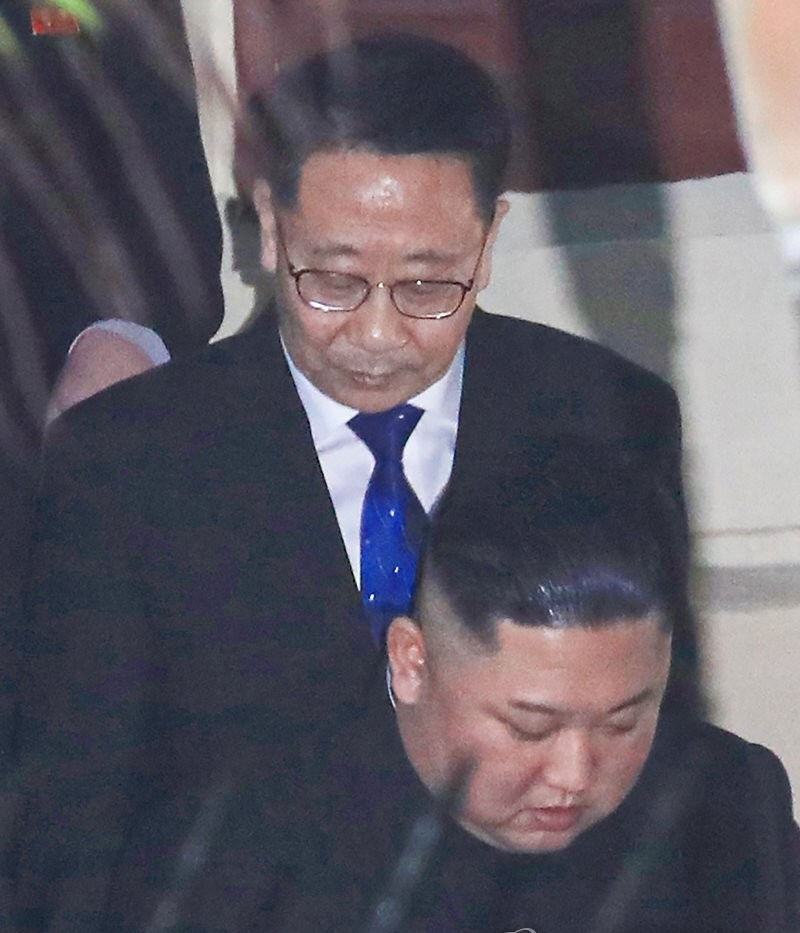 북미 실무협상 북한 측 수석대표를 맡은 김명길 외무성 순회대사는 20일 도널드 트럼프 대통령이 ‘새로운 방법’을 언급한 것을 환영한다면서 조만간 북미대화에 나서겠다는 입장을 밝혔다. 김 순회대사가 지난 2월 베트남 하노이 2차 북미정상회담 때 김 위원장을 수행하는 모습. [연합]