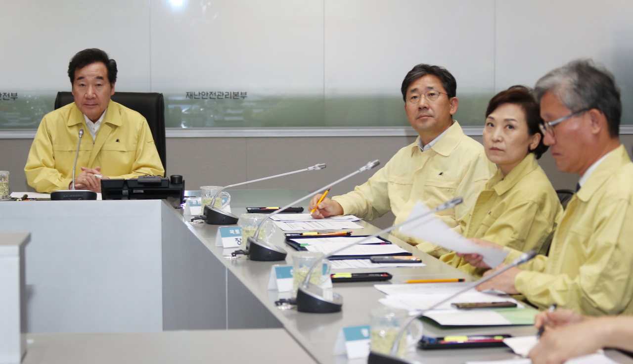 이낙연 국무총리가 20일 정부서울청사 중앙재난안전상황실에서 열린 제17호 태풍 '타파'와 아프리카돼지열병(ASF) 대응상황 점검회의에서 발언하고 있다.［연합］