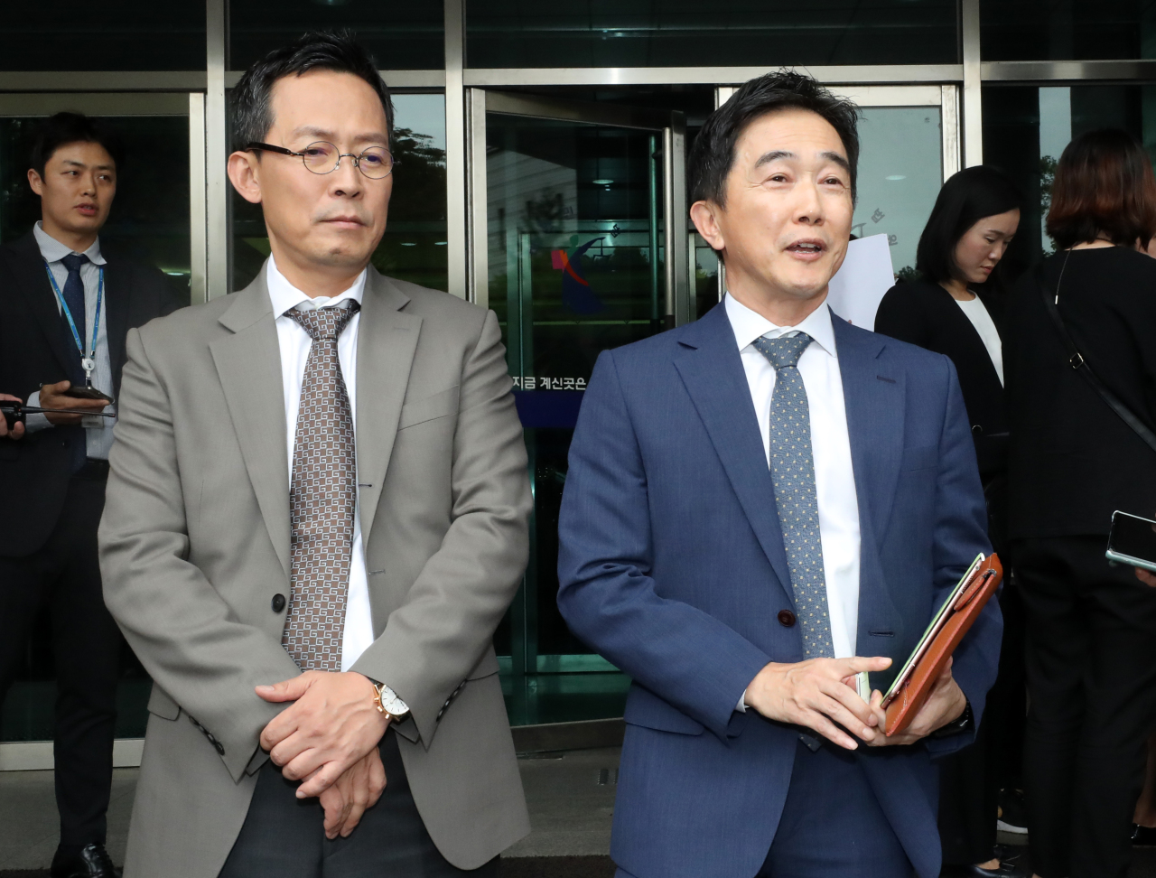Steve Yoo's lawyers speaks to the media on Friday in Seoul. (Yonhap)