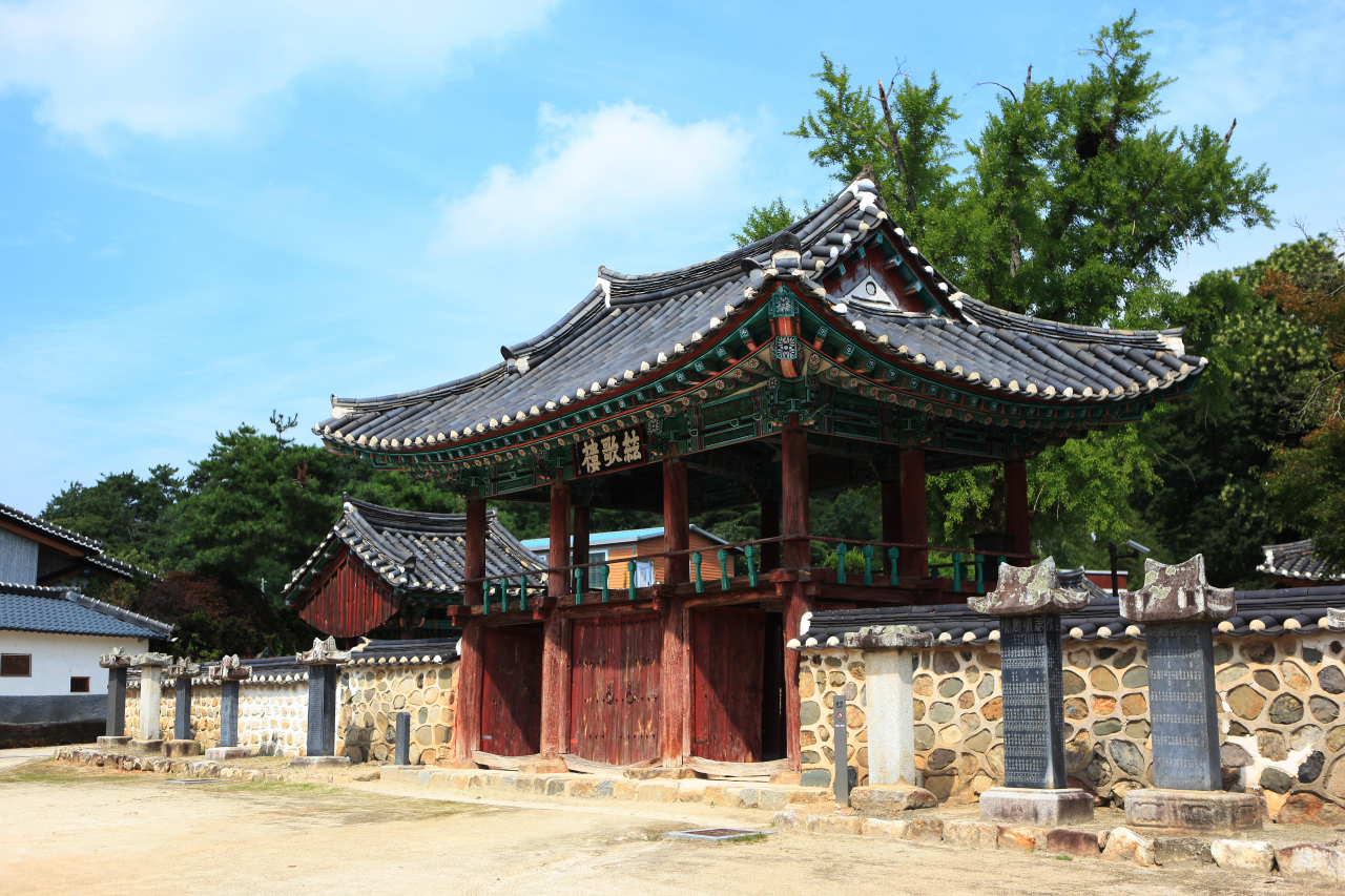 외삼문 대신 건립한 무성서원 현가루